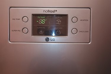 Eladó egy jó állapotban lévő LG kombinált hűtőszekrény.&#13;&#10;Főbb jellemzők:&#13;&#10;&#13;&#10;Inox szín (rozsdamentes acél hatás)&#13;&#10;No Frost rendszer (nincs jegesedés)&#13;&#10;Beépített vízadagoló&#13;&#10;Alulfagyasztós kialakítás&#13;&#10;mérete: 190x59x58 cm&#13;&#10;&#13;&#10;A készülék tiszta, gondosan karbantartott, hibátlanul működik (esztétikai hibáját fotóztam).&#13;&#10;&#13;&#10;Személyesen megtekinthető előre egyeztetett időpontban Csepelen. Szállításban nem tudok segíteni.