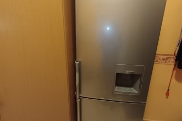 Eladó egy jó állapotban lévő LG kombinált hűtőszekrény.&#13;&#10;Főbb jellemzők:&#13;&#10;&#13;&#10;Inox szín (rozsdamentes acél hatás)&#13;&#10;No Frost rendszer (nincs jegesedés)&#13;&#10;Beépített vízadagoló&#13;&#10;Alulfagyasztós kialakítás&#13;&#10;mérete: 190x59x58 cm&#13;&#10;&#13;&#10;A készülék tiszta, gondosan karbantartott, hibátlanul működik (esztétikai hibáját fotóztam).&#13;&#10;&#13;&#10;Személyesen megtekinthető előre egyeztetett időpontban Csepelen. Szállításban nem tudok segíteni.