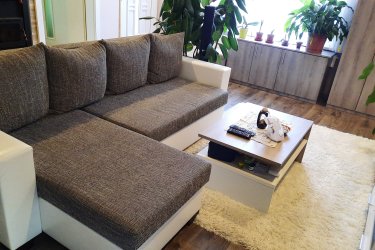 1./ 2db Bőrkanapé, megkímélt állapotban (nyitható, fekvőhellyé alakítható) 25.000,- Ft/db&#13;&#10;2./ 1db Sarokkanapé megkímélt állapotú (kinyitható 2fekvőhellyé alakítható, ágyneműtartós, jobb és bal oldalra szerelhető) 80.000,- Ft