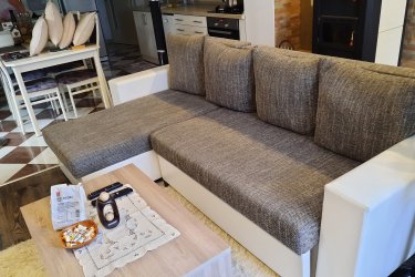 1./ 2db Bőrkanapé, megkímélt állapotban (nyitható, fekvőhellyé alakítható) 25.000,- Ft/db&#13;&#10;2./ 1db Sarokkanapé megkímélt állapotú (kinyitható 2fekvőhellyé alakítható, ágyneműtartós, jobb és bal oldalra szerelhető) 80.000,- Ft