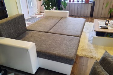 1./ 2db Bőrkanapé, megkímélt állapotban (nyitható, fekvőhellyé alakítható) 25.000,- Ft/db&#13;&#10;2./ 1db Sarokkanapé megkímélt állapotú (kinyitható 2fekvőhellyé alakítható, ágyneműtartós, jobb és bal oldalra szerelhető) 80.000,- Ft