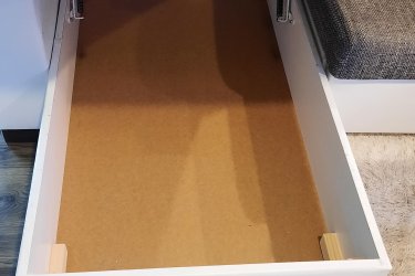 1./ 2db Bőrkanapé, megkímélt állapotban (nyitható, fekvőhellyé alakítható) 25.000,- Ft/db&#13;&#10;2./ 1db Sarokkanapé megkímélt állapotú (kinyitható 2fekvőhellyé alakítható, ágyneműtartós, jobb és bal oldalra szerelhető) 80.000,- Ft