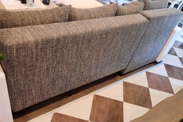 1./ 2db Bőrkanapé, megkímélt állapotban (nyitható, fekvőhellyé alakítható) 25.000,- Ft/db&#13;&#10;2./ 1db Sarokkanapé megkímélt állapotú (kinyitható 2fekvőhellyé alakítható, ágyneműtartós, jobb és bal oldalra szerelhető) 80.000,- Ft