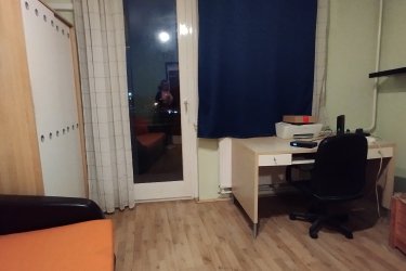 Debrecen, Tócóvölgyben 4.emeleti 56 nm-es  1,5 szobás alapvető bútorzattal és klímával ellátott lakás hosszútávra kiadó.  Az ingatlan kb.4nm erkéllyel rendelkezik, a szobák utcafrontra néznek, lift nincs. További bútorok behozatalára van lehetőség. 1 havi kaucíó szükséges.