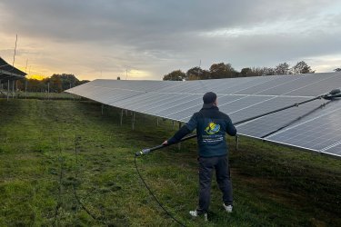 Szeretné, hogy napelemei újra a legjobb teljesítményt nyújtsák?&#13;&#10;Cégünk napelemrendszerek tisztításával, karbantartásával, telepítésével és bővítésével foglalkozik.&#13;&#10;&#13;&#10;-Professzionális, kíméletes tisztítás- hogy a panelek ismét maximális hatékonysággal termeljenek.&#13;&#10;-Rendszeres karbantartás a meghibásodások megelőzéséért.&#13;&#10;-Új rendszerek telepítése, meglévők bővítése az igényeihez igazítva.&#13;&#10;-Magánszemélyeknek és cégeknek egyaránt.&#13;&#10;&#13;&#10;Az ár a munka jellegétől függően egyedi ajánlat alapján kerül meghatározásra!