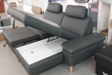 Modern bőrkanapé ággyá alakítható funkcióval—kényelem, stílus és praktikum egyben. Tökéletes vendégágy, vagy csak egy extra luxus délutáni szunyókáláshoz.”&#13;&#10;&#13;&#10;Sötétszürke bőr, fejtámlák, kihúzható fekvőfelület.