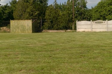 Örvényes, balatoni ingatlan Eladó Balatonfüredtől 7km, Tihanytól 6,8km távolságban lévő Örvényes község egyik legszebb ingatlana. Az ingatlan adatai: Örvényes, Fűzfa köz 7. Kivett beépítetlen terület, tulajdoni hányad: 1/1, Mérete 2.306m², füvesített terület. HÉSZ besorolás: Zkk1. Az ingatlan teljesen bekerített, két különálló kapubejáróval ellátott. Két utcára nyíló ki-bejárási lehetőség, melyből és a telek méretből fakadóan igény alapján a telek ketté is osztható. Víz, csatorna, gázvezeték az utcában a telek előtt. A telken belül van 3x16A villany és fúrt kút. Egy 6x5m lemezgarázs, mint tárolóhelyiség és egy 5x2.20m konténer, szintén tárolóhely. Termő gyümölcsfák vannak. Az ingatlan elhelyezkedése: Vasút, 1percen belül, busz, 4-5 perc, élelmiszerbolt, 4-5 perc, ingyenes strand 8-10 perc, gyalogos séta távolságban elérhető. 
Ár: Vételi árajánlatot kérek: orvenyes866@gmail.com címre.
