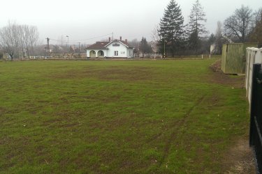 Örvényes, balatoni ingatlan Eladó Balatonfüredtől 7km, Tihanytól 6,8km távolságban lévő Örvényes község egyik legszebb ingatlana. Az ingatlan adatai: Örvényes, Fűzfa köz 7. Kivett beépítetlen terület, tulajdoni hányad: 1/1, Mérete 2.306m², füvesített terület. HÉSZ besorolás: Zkk1. Az ingatlan teljesen bekerített, két különálló kapubejáróval ellátott. Két utcára nyíló ki-bejárási lehetőség, melyből és a telek méretből fakadóan igény alapján a telek ketté is osztható. Víz, csatorna, gázvezeték az utcában a telek előtt. A telken belül van 3x16A villany és fúrt kút. Egy 6x5m lemezgarázs, mint tárolóhelyiség és egy 5x2.20m konténer, szintén tárolóhely. Termő gyümölcsfák vannak. Az ingatlan elhelyezkedése: Vasút, 1percen belül, busz, 4-5 perc, élelmiszerbolt, 4-5 perc, ingyenes strand 8-10 perc, gyalogos séta távolságban elérhető. 
Ár: Vételi árajánlatot kérek: orvenyes866@gmail.com címre.
