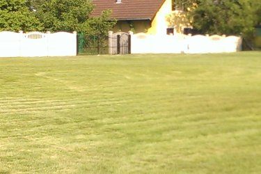 Örvényes, balatoni ingatlan Eladó Balatonfüredtől 7km, Tihanytól 6,8km távolságban lévő Örvényes község egyik legszebb ingatlana. Az ingatlan adatai: Örvényes, Fűzfa köz 7. Kivett beépítetlen terület, tulajdoni hányad: 1/1, Mérete 2.306m², füvesített terület. HÉSZ besorolás: Zkk1. Az ingatlan teljesen bekerített, két különálló kapubejáróval ellátott. Két utcára nyíló ki-bejárási lehetőség, melyből és a telek méretből fakadóan igény alapján a telek ketté is osztható. Víz, csatorna, gázvezeték az utcában a telek előtt. A telken belül van 3x16A villany és fúrt kút. Egy 6x5m lemezgarázs, mint tárolóhelyiség és egy 5x2.20m konténer, szintén tárolóhely. Termő gyümölcsfák vannak. Az ingatlan elhelyezkedése: Vasút, 1percen belül, busz, 4-5 perc, élelmiszerbolt, 4-5 perc, ingyenes strand 8-10 perc, gyalogos séta távolságban elérhető. 
Ár: Vételi árajánlatot kérek: orvenyes866@gmail.com címre.
