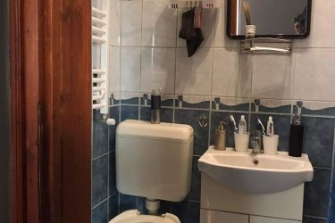 Mikepércs- Bodóházán eladó egy 2,5 szobás, cirkó gázkazánnal, radiátor rendszerrel megoldott fűtésű, mely mellett hűtő/fűtő klíma is található, műanyag nyílászárókkal, rendezett nagy telekkel rendelkező ingatlan.