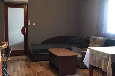 Mikepércs- Bodóházán eladó egy 2,5 szobás, cirkó gázkazánnal, radiátor rendszerrel megoldott fűtésű, mely mellett hűtő/fűtő klíma is található, műanyag nyílászárókkal, rendezett nagy telekkel rendelkező ingatlan.