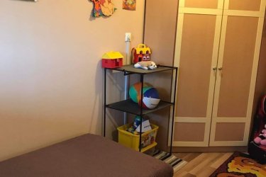 Mikepércs- Bodóházán eladó egy 2,5 szobás, cirkó gázkazánnal, radiátor rendszerrel megoldott fűtésű, mely mellett hűtő/fűtő klíma is található, műanyag nyílászárókkal, rendezett nagy telekkel rendelkező ingatlan.