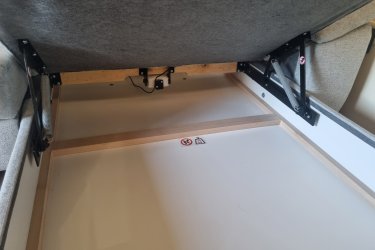 ✨ Eladó szinte új, Baden elektromos sarokkanapé – szuper áron! ✨&#13;&#10;&#13;&#10;Helyhiány miatt megválnánk szeretett kanapénktól, amit idén vásároltunk a Mömaxban.&#13;&#10;Alig használt, hibátlan állapotú, gyakorlatilag új bútor!&#13;&#10;&#13;&#10;????️ Tulajdonságok:&#13;&#10;• Méret: 168 × 291 cm&#13;&#10;• Elektromos funkcióval – egy gombnyomásra kényelmesen hátradőlhetsz&#13;&#10;• Ágyneműtartós, így extra tárolóhelyet is ad&#13;&#10;• EasyClean anyagból, ami könnyen tisztítható és tartós&#13;&#10;• 3 év garanciával&#13;&#10;&#13;&#10;Tökéletes választás, ha modern, kényelmes és stílusos kanapét keresel a nappalidba – gyakorlatilag újszerű, de kedvezőbb áron!&#13;&#10;Irányár:450.000.-Ft&#13;&#10;&#13;&#10;Megosztásokat nagyon szépen köszönöm!&#13;&#10;Érdeklődni privátban!Írj vagy hívj biztos megegyezünk!Az ár alkuképes.