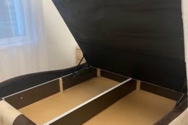 Kitűnő állapotban lévő franciaágy éjjeli szekrénnyel