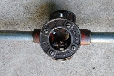 Eladó Ridgid acél kézi Menetvágó.&#13;&#10;Használt, de nagyon jó állapotban van.&#13;&#10;Ipari használatra is alkalmas.&#13;&#10;Fix beépített kések.&#13;&#10;1/2&#34;-3/4&#34;-1&#34;-os csőre vág menetet.&#13;&#10;Ára: 100.000.-