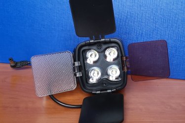 Kifogástalan állapotban eladók:&#13;&#10;- JVC GY-HM600 ProHD videokamera&#13;&#10;   válltámasszal, töltővel, hordtáskában.&#13;&#10;   170000,-Ft&#13;&#10;- CANON HV30 as DV kamera &#13;&#10;  nagylátószögű objektívvel, bontatlan kazettákkal,&#13;&#10;  töltővel, hordtáskában.&#13;&#10;  65000,-Ft&#13;&#10;- MANFROTTO 501-es  video állvány hordtáskában.&#13;&#10;  70000,-Ft&#13;&#10;- Állítható fényerejű fejlámpa.&#13;&#10;  40000,-Ft