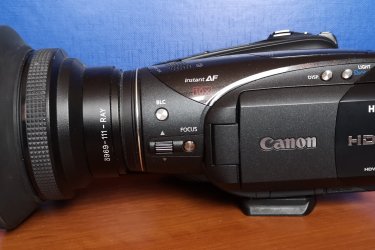 Kifogástalan állapotban eladók:&#13;&#10;- JVC GY-HM600 ProHD videokamera&#13;&#10;   válltámasszal, töltővel, hordtáskában.&#13;&#10;   170000,-Ft&#13;&#10;- CANON HV30 as DV kamera &#13;&#10;  nagylátószögű objektívvel, bontatlan kazettákkal,&#13;&#10;  töltővel, hordtáskában.&#13;&#10;  65000,-Ft&#13;&#10;- MANFROTTO 501-es  video állvány hordtáskában.&#13;&#10;  70000,-Ft&#13;&#10;- Állítható fényerejű fejlámpa.&#13;&#10;  40000,-Ft