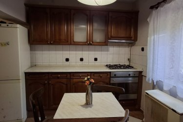 2. Újpetrén 4 szobás családi ház eladó, 44,9 millió &#13;&#10;&#13;&#10;Eladó Pécstől 16 km-re 44,9 millió forintért 4 szobás, 118 m2-es jó állapotú azonnal beköltözhető tornácos családi ház 1415 m2 telekkel. A konyha-étkező melletti nagy kamra praktikus. A fürdőszoba és WC külön van. A fűtés gázkonvektorral történik. Kandallóhoz kémény van. További részletek képekkel: https://www.oc.hu/ingatlanok/H509887&#13;&#10;&#13;&#10;Kling Josef&#13;&#10;Otthontanácsadó&#13;&#10;+36 70 454 3635&#13;&#10;Kling.Josef@oc.hu&#13;&#10;7626.Pécs,Király utca 59&#13;&#10;Az Otthon Centrum hálózat tagja&#13;&#10;20 éve a hazai ingatlanpiac meghatározó szereplője&#13;&#10;