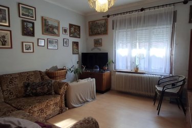 1.&#9;Pécs Uránvárosban, 4 szobás ikerház 64,9 millió&#13;&#10;&#13;&#10;Eladó Pécs Uránvárosban 64,9 millió forintért 100 m2-es, 4 szobás ikerház 230 m2 telekkel. Az épület földszint és emelet felépítésű, az emeleten terasszal, lenn kocsibeállóval és különálló szép kerttel. Az udvarban van egy kerti kiülő pavilon. További részletek képekkel: https://www.oc.hu/ingatlanok/H509587&#13;&#10;&#13;&#10;Kling Josef&#13;&#10;Otthontanácsadó&#13;&#10;+36 70 454 3635&#13;&#10;Kling.Josef@oc.hu&#13;&#10;7626.Pécs,Király utca 59&#13;&#10;Az Otthon Centrum hálózat tagja&#13;&#10;20 éve a hazai ingatlanpiac meghatározó szereplője&#13;&#10;