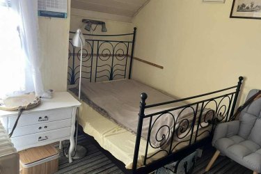 1.&#9;Pécs Uránvárosban, 4 szobás ikerház 64,9 millió&#13;&#10;&#13;&#10;Eladó Pécs Uránvárosban 64,9 millió forintért 100 m2-es, 4 szobás ikerház 230 m2 telekkel. Az épület földszint és emelet felépítésű, az emeleten terasszal, lenn kocsibeállóval és különálló szép kerttel. Az udvarban van egy kerti kiülő pavilon. További részletek képekkel: https://www.oc.hu/ingatlanok/H509587&#13;&#10;&#13;&#10;Kling Josef&#13;&#10;Otthontanácsadó&#13;&#10;+36 70 454 3635&#13;&#10;Kling.Josef@oc.hu&#13;&#10;7626.Pécs,Király utca 59&#13;&#10;Az Otthon Centrum hálózat tagja&#13;&#10;20 éve a hazai ingatlanpiac meghatározó szereplője&#13;&#10;