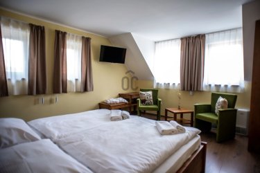 301. Villány közeli birtok 862,8 millió forint&#13;&#10;Csodálatos mediterrán környezetben, bejáratott, stabil bevételi forrást nyújtó Villány közeli birtok 862,8 millió forintért eladó. Az ingatlan 13.180 m2-en fekszik. Több épületrészből áll, melyben Panzió, Prémium apartmanház, Apartmanházak, Faházak, Camping, stb. Kiváló rendezvényhelyszín.&#13;&#10;&#13;&#10;További ingatlanajánlatainkat itt tudja megnézni:  https://www.oc.hu/index.php/munkatarsaink/kling-josef/ingatlanok &#13;&#10;&#13;&#10;Kling Josef&#13;&#10;Otthontanácsadó&#13;&#10;+36 70 454 3635&#13;&#10;Kling.Josef@oc.hu &#13;&#10;7626.Pécs,Király utca 59.&#13;&#10;Az Otthon Centrum hálózat tagja&#13;&#10;20 éve a hazai ingatlanpiac meghatározó szereplője&#13;&#10;&#13;&#10;