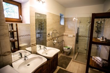 301. Villány közeli birtok 862,8 millió forint&#13;&#10;Csodálatos mediterrán környezetben, bejáratott, stabil bevételi forrást nyújtó Villány közeli birtok 862,8 millió forintért eladó. Az ingatlan 13.180 m2-en fekszik. Több épületrészből áll, melyben Panzió, Prémium apartmanház, Apartmanházak, Faházak, Camping, stb. Kiváló rendezvényhelyszín.&#13;&#10;&#13;&#10;További ingatlanajánlatainkat itt tudja megnézni:  https://www.oc.hu/index.php/munkatarsaink/kling-josef/ingatlanok &#13;&#10;&#13;&#10;Kling Josef&#13;&#10;Otthontanácsadó&#13;&#10;+36 70 454 3635&#13;&#10;Kling.Josef@oc.hu &#13;&#10;7626.Pécs,Király utca 59.&#13;&#10;Az Otthon Centrum hálózat tagja&#13;&#10;20 éve a hazai ingatlanpiac meghatározó szereplője&#13;&#10;&#13;&#10;