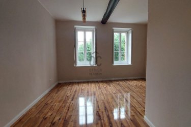 401. Felújított parasztház Véménden 81,9 M&#13;&#10;5 szobás, 160 m2-es, 2 fürdőszobás teljesen és nagyon igényesen felújított parasztház 90 m2 es terasszal, a ház alatti boltíves pincével és  2992 m2 -es telekkel 81,9 millió forintért eladó. Véménd egy sváb település, ami helyileg Baranyában 2 km-re van az autópályától és 35 km-re Pécstől.&#13;&#10;&#13;&#10;További ingatlanajánlatainkat itt tudja megnézni:  https://www.oc.hu/index.php/munkatarsaink/kling-josef/ingatlanok &#13;&#10;&#13;&#10;Kling Josef&#13;&#10;Otthontanácsadó&#13;&#10;+36 70 454 3635&#13;&#10;Kling.Josef@oc.hu &#13;&#10;7626.Pécs,Király utca 59.&#13;&#10;Az Otthon Centrum hálózat tagja&#13;&#10;20 éve a hazai ingatlanpiac meghatározó szereplője&#13;&#10;