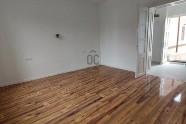 401. Felújított parasztház Véménden 81,9 M&#13;&#10;5 szobás, 160 m2-es, 2 fürdőszobás teljesen és nagyon igényesen felújított parasztház 90 m2 es terasszal, a ház alatti boltíves pincével és  2992 m2 -es telekkel 81,9 millió forintért eladó. Véménd egy sváb település, ami helyileg Baranyában 2 km-re van az autópályától és 35 km-re Pécstől.&#13;&#10;&#13;&#10;További ingatlanajánlatainkat itt tudja megnézni:  https://www.oc.hu/index.php/munkatarsaink/kling-josef/ingatlanok &#13;&#10;&#13;&#10;Kling Josef&#13;&#10;Otthontanácsadó&#13;&#10;+36 70 454 3635&#13;&#10;Kling.Josef@oc.hu &#13;&#10;7626.Pécs,Király utca 59.&#13;&#10;Az Otthon Centrum hálózat tagja&#13;&#10;20 éve a hazai ingatlanpiac meghatározó szereplője&#13;&#10;