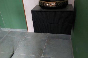 401. Felújított parasztház Véménden 81,9 M&#13;&#10;5 szobás, 160 m2-es, 2 fürdőszobás teljesen és nagyon igényesen felújított parasztház 90 m2 es terasszal, a ház alatti boltíves pincével és  2992 m2 -es telekkel 81,9 millió forintért eladó. Véménd egy sváb település, ami helyileg Baranyában 2 km-re van az autópályától és 35 km-re Pécstől.&#13;&#10;&#13;&#10;További ingatlanajánlatainkat itt tudja megnézni:  https://www.oc.hu/index.php/munkatarsaink/kling-josef/ingatlanok &#13;&#10;&#13;&#10;Kling Josef&#13;&#10;Otthontanácsadó&#13;&#10;+36 70 454 3635&#13;&#10;Kling.Josef@oc.hu &#13;&#10;7626.Pécs,Király utca 59.&#13;&#10;Az Otthon Centrum hálózat tagja&#13;&#10;20 éve a hazai ingatlanpiac meghatározó szereplője&#13;&#10;