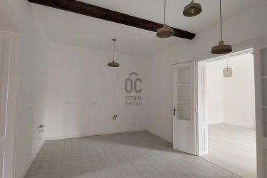 401. Felújított parasztház Véménden 81,9 M&#13;&#10;5 szobás, 160 m2-es, 2 fürdőszobás teljesen és nagyon igényesen felújított parasztház 90 m2 es terasszal, a ház alatti boltíves pincével és  2992 m2 -es telekkel 81,9 millió forintért eladó. Véménd egy sváb település, ami helyileg Baranyában 2 km-re van az autópályától és 35 km-re Pécstől.&#13;&#10;&#13;&#10;További ingatlanajánlatainkat itt tudja megnézni:  https://www.oc.hu/index.php/munkatarsaink/kling-josef/ingatlanok &#13;&#10;&#13;&#10;Kling Josef&#13;&#10;Otthontanácsadó&#13;&#10;+36 70 454 3635&#13;&#10;Kling.Josef@oc.hu &#13;&#10;7626.Pécs,Király utca 59.&#13;&#10;Az Otthon Centrum hálózat tagja&#13;&#10;20 éve a hazai ingatlanpiac meghatározó szereplője&#13;&#10;