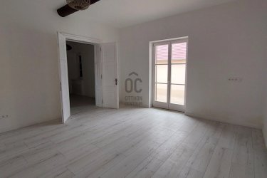 401. Felújított parasztház Véménden 81,9 M&#13;&#10;5 szobás, 160 m2-es, 2 fürdőszobás teljesen és nagyon igényesen felújított parasztház 90 m2 es terasszal, a ház alatti boltíves pincével és  2992 m2 -es telekkel 81,9 millió forintért eladó. Véménd egy sváb település, ami helyileg Baranyában 2 km-re van az autópályától és 35 km-re Pécstől.&#13;&#10;&#13;&#10;További ingatlanajánlatainkat itt tudja megnézni:  https://www.oc.hu/index.php/munkatarsaink/kling-josef/ingatlanok &#13;&#10;&#13;&#10;Kling Josef&#13;&#10;Otthontanácsadó&#13;&#10;+36 70 454 3635&#13;&#10;Kling.Josef@oc.hu &#13;&#10;7626.Pécs,Király utca 59.&#13;&#10;Az Otthon Centrum hálózat tagja&#13;&#10;20 éve a hazai ingatlanpiac meghatározó szereplője&#13;&#10;