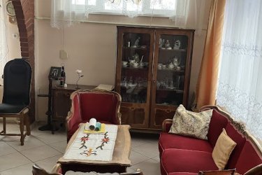 4. Kaposvár Donner-i családi ház 57,5 M
Kaposvár Donner városrészében – 3 szoba + konyha-étkező-nappalis, 100 m2 + 43 m2-es családi ház 57,5 millió  forintért eladó. A ház 2 autós garázzsal és sok egyéb  extrával rendelkezik. A központi fűtés  cirkó gázkazán megoldású.  Az ingatlan csendes, nyugodt zöldövezeti részen, jó környéken van.
További infó, képek: https://www.oc.hu/ingatlanok/H510730

További ingatlanajánlatainkat itt tudja megnézni: https://www.oc.hu/index.php/munkatarsaink/kling-josef/ingatlanok 

Kling Josef
Otthontanácsadó
+36 70 454 3635
Kling.Josef@oc.hu 
7626.Pécs,Király utca 59.
Az Otthon Centrum hálózat tagja
20 éve a hazai ingatlanpiac meghatározó szereplője
