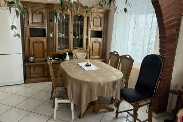 4. Kaposvár Donner-i családi ház 57,5 M
Kaposvár Donner városrészében – 3 szoba + konyha-étkező-nappalis, 100 m2 + 43 m2-es családi ház 57,5 millió  forintért eladó. A ház 2 autós garázzsal és sok egyéb  extrával rendelkezik. A központi fűtés  cirkó gázkazán megoldású.  Az ingatlan csendes, nyugodt zöldövezeti részen, jó környéken van.
További infó, képek: https://www.oc.hu/ingatlanok/H510730

További ingatlanajánlatainkat itt tudja megnézni: https://www.oc.hu/index.php/munkatarsaink/kling-josef/ingatlanok 

Kling Josef
Otthontanácsadó
+36 70 454 3635
Kling.Josef@oc.hu 
7626.Pécs,Király utca 59.
Az Otthon Centrum hálózat tagja
20 éve a hazai ingatlanpiac meghatározó szereplője
