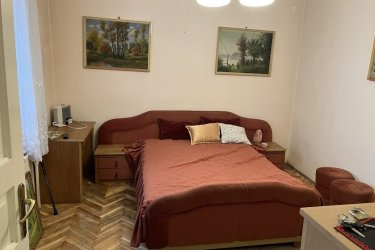 4. Kaposvár Donner-i családi ház 57,5 M
Kaposvár Donner városrészében – 3 szoba + konyha-étkező-nappalis, 100 m2 + 43 m2-es családi ház 57,5 millió  forintért eladó. A ház 2 autós garázzsal és sok egyéb  extrával rendelkezik. A központi fűtés  cirkó gázkazán megoldású.  Az ingatlan csendes, nyugodt zöldövezeti részen, jó környéken van.
További infó, képek: https://www.oc.hu/ingatlanok/H510730

További ingatlanajánlatainkat itt tudja megnézni: https://www.oc.hu/index.php/munkatarsaink/kling-josef/ingatlanok 

Kling Josef
Otthontanácsadó
+36 70 454 3635
Kling.Josef@oc.hu 
7626.Pécs,Király utca 59.
Az Otthon Centrum hálózat tagja
20 éve a hazai ingatlanpiac meghatározó szereplője
