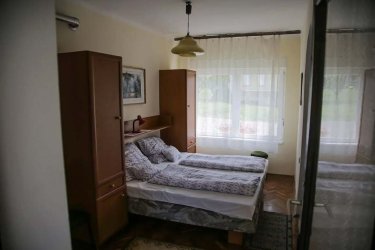 5. Igali 5 apartmanos üdülőház 52,5 M
Termálfürdője miatt közkedvelt Igal településen üdültetésre alkalmas  apartmantház 4 külön bejáratú apartmannal, duplagarázzsal és gyümölcsfákkal beültetett kerttel 52,5 millió forintért eladó. Az ingatlan alapterülete 280 négyzetméter, a telek mérete pedig 1878 m2. Az udvarban kerti pavilon,  tároló helységek és parkolóhelyek vannak.
További infó, képek: https://www.oc.hu/ingatlanok/H510735

További ingatlanajánlatainkat itt tudja megnézni: https://www.oc.hu/index.php/munkatarsaink/kling-josef/ingatlanok 

Kling Josef
Otthontanácsadó
+36 70 454 3635
Kling.Josef@oc.hu 
7626.Pécs,Király utca 59.
Az Otthon Centrum hálózat tagja
20 éve a hazai ingatlanpiac meghatározó szereplője
