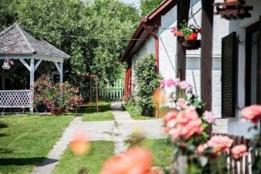 5. Igali 5 apartmanos üdülőház 52,5 M
Termálfürdője miatt közkedvelt Igal településen üdültetésre alkalmas  apartmantház 4 külön bejáratú apartmannal, duplagarázzsal és gyümölcsfákkal beültetett kerttel 52,5 millió forintért eladó. Az ingatlan alapterülete 280 négyzetméter, a telek mérete pedig 1878 m2. Az udvarban kerti pavilon,  tároló helységek és parkolóhelyek vannak.
További infó, képek: https://www.oc.hu/ingatlanok/H510735

További ingatlanajánlatainkat itt tudja megnézni: https://www.oc.hu/index.php/munkatarsaink/kling-josef/ingatlanok 

Kling Josef
Otthontanácsadó
+36 70 454 3635
Kling.Josef@oc.hu 
7626.Pécs,Király utca 59.
Az Otthon Centrum hálózat tagja
20 éve a hazai ingatlanpiac meghatározó szereplője
