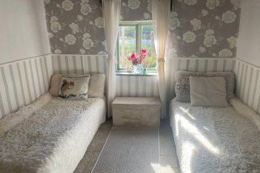 6. Somogy kertje közelében 2+1 szobás családi ház / nyaraló 24 millió
A somogyi dombok között, az erdő szélén eladó egy 2+1 szobás családi ház 2707 négyzetméteres telekkel. A telken van egy 2 szobás összkomfortors ház, mellette egy kisebb épület ami jelenleg vendégházként működik. Ebben a kis faluban szine harapni lehet a csendet, nyugodt környezet, jó szomszédok. Vadászati lehetőség is van.
További infó, képek: https://www.oc.hu/index.php/ingatlanok/H511733

További ingatlanajánlatainkat itt tudja megnézni: https://www.oc.hu/index.php/munkatarsaink/kling-josef/ingatlanok 

Kling Josef
Otthontanácsadó
+36 70 454 3635
Kling.Josef@oc.hu 
7626.Pécs,Király utca 59.
Az Otthon Centrum hálózat tagja
20 éve a hazai ingatlanpiac meghatározó szereplője
