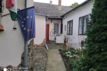 801. Pécs belvárosi 5 db lakás 198 millió
Eladó Pécs történelmi belvárosában műemlék jellegű 5 db lakás, kocsibeállóval, 100 m2 pincével, 4 méter belmagasságú padlással, 876 négyzetméter területen. Az ingatlan 1 helyrajzi számon bejegyzett öt albetétből áll, ami kizárólag egyben eladó. A külső homlokzat és az épület egyes részei felújítottak, a többi rész felújítandó.

További ingatlanajánlatainkat itt tudja megnézni: https://www.oc.hu/index.php/munkatarsaink/kling-josef/ingatlanok 

Kling Josef
Otthontanácsadó
+36 70 454 3635
Kling.Josef@oc.hu 
7626.Pécs,Király utca 59.
Az Otthon Centrum hálózat tagja
20 éve a hazai ingatlanpiac meghatározó szereplője
