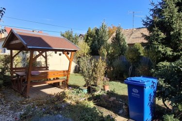 Pécs Uránvárosban, 4 szobás ikerház 64,9 millió forint

Eladó Pécs Uránvárosban 100m2-es, 4 szobás ikerház 230m2 telekkel. A földszinten található a konyha, a nappali, fürdőszoba és különálló WC. A beépített tetőtérre lépcső visz fel az előtérbe ahol balról egy nagy világos szoba van terasszal amelyből egy hálószoba nyílik. Az előtérből jobb oldalon található szobából nyílik egy gardrób / tároló helység.  Az udvarban kocsibeálló, szép kert és egy kerti kiülő pavilon van.

A lakóingatlan összkomfortos, a fűtést gáz-cirkó kazán biztosítja. Az udvarban lévő tárolóban helyezhető el mindaz ami a kert és udvar gondozásához szükséges. A kertben lévő fedett kerti pavilon kiváló kiülési lehetőséget biztosít a család és barátok részére. Az udvarba történő beállás biztosított de a ház előtt az utcán is van parkolási lehetőség. Igény esetén a kocsibeálló végén álló tároló garázzsá alakítható át.

A környék nyugodt és csendes. A közelben található buszmegállók és a vasútállomás gyors és kényelmes eljutást biztosítanak Pécs más részeibe, valamint a környező településekre is.

Telefon: +36 (70) 454 3635
