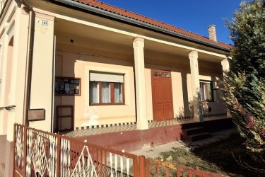 Újpetrén – 4 szobás tornácos parasztház eladó