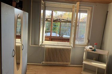 Pécsi 2 szobás-zöldövezeti konyha-étkezős ház 29,8 millió

Pécs zöldövezetében 2 szoba+konyha-étkezős tégla családiház eladó. A 60 négyzetméteres alapterületű 110 négyzetméteres telken elhelyezkedő 2 szoba, amerikai konyhás étkező és a fürdőszoba az otthon kényelmét szolgálja a természet közepén, de a város közelében. Az ingatlan állapota jó, frissen lett kifestve. A fűtés vegyes tüzelésű cirkóval megoldott, ami gazdaságos fűtési lehetőséget kínál a téli hónapokban, míg a nyári melegben a klímaberendezés gondoskodik a kellemes hőmérsékletről.

Az épület Pécs északi részén a Budai vám utáni zöldövezetben van, és csendes környezetre vágyók részére ideális választás. A környék kiemelkedő előnyökkel rendelkezik, hiszen a csendes utcák és a zöldövezetek tökéletes hátteret biztosítanak a pihenéshez és a feltöltődéshez, de a kitűnő közlekedési lehetőségek révén Pécs belvárosa mindössze néhány perces autóútra található, de a tömegközlekedés is könnyedén elérhető a pár lépésre lévő buszmegállóval.

Telefon: +36 (70) 454 3635

További információ: https://www.oc.hu/ingatlanok/H510483
