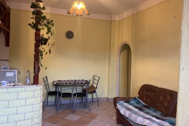 Pécsi 2 szobás-zöldövezeti konyha-étkezős ház 29,8 millió

Pécs zöldövezetében 2 szoba+konyha-étkezős tégla családiház eladó. A 60 négyzetméteres alapterületű 110 négyzetméteres telken elhelyezkedő 2 szoba, amerikai konyhás étkező és a fürdőszoba az otthon kényelmét szolgálja a természet közepén, de a város közelében. Az ingatlan állapota jó, frissen lett kifestve. A fűtés vegyes tüzelésű cirkóval megoldott, ami gazdaságos fűtési lehetőséget kínál a téli hónapokban, míg a nyári melegben a klímaberendezés gondoskodik a kellemes hőmérsékletről.

Az épület Pécs északi részén a Budai vám utáni zöldövezetben van, és csendes környezetre vágyók részére ideális választás. A környék kiemelkedő előnyökkel rendelkezik, hiszen a csendes utcák és a zöldövezetek tökéletes hátteret biztosítanak a pihenéshez és a feltöltődéshez, de a kitűnő közlekedési lehetőségek révén Pécs belvárosa mindössze néhány perces autóútra található, de a tömegközlekedés is könnyedén elérhető a pár lépésre lévő buszmegállóval.

Telefon: +36 (70) 454 3635

További információ: https://www.oc.hu/ingatlanok/H510483
