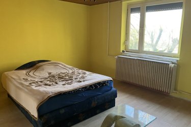 Pécsi 2 szobás-zöldövezeti konyha-étkezős ház 29,8 millió

Pécs zöldövezetében 2 szoba+konyha-étkezős tégla családiház eladó. A 60 négyzetméteres alapterületű 110 négyzetméteres telken elhelyezkedő 2 szoba, amerikai konyhás étkező és a fürdőszoba az otthon kényelmét szolgálja a természet közepén, de a város közelében. Az ingatlan állapota jó, frissen lett kifestve. A fűtés vegyes tüzelésű cirkóval megoldott, ami gazdaságos fűtési lehetőséget kínál a téli hónapokban, míg a nyári melegben a klímaberendezés gondoskodik a kellemes hőmérsékletről.

Az épület Pécs északi részén a Budai vám utáni zöldövezetben van, és csendes környezetre vágyók részére ideális választás. A környék kiemelkedő előnyökkel rendelkezik, hiszen a csendes utcák és a zöldövezetek tökéletes hátteret biztosítanak a pihenéshez és a feltöltődéshez, de a kitűnő közlekedési lehetőségek révén Pécs belvárosa mindössze néhány perces autóútra található, de a tömegközlekedés is könnyedén elérhető a pár lépésre lévő buszmegállóval.

Telefon: +36 (70) 454 3635

További információ: https://www.oc.hu/ingatlanok/H510483
