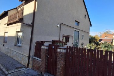 Pécs Uránvárosban, 4 szobás ikerház 64,9 millió forintért eladó