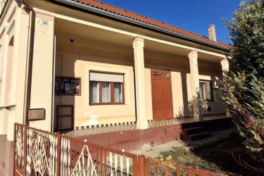 Újpetrén – 4 szobás tornácos parasztház eladó