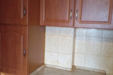 Eladó pár éve felújított első emeleti másfél szobás (34 nm) bútorozott lakás Komlón. A lakás egyedi fűtéses (cserépkályha, klíma), új nyílászárokkal felszerelve. A lakás alatt élelmiszer bolt található. A lakás 500 m körzetében iskola, óvoda, gyógyszertár, Tesco, buszmegálló található. Irányár 11 millió Ft.