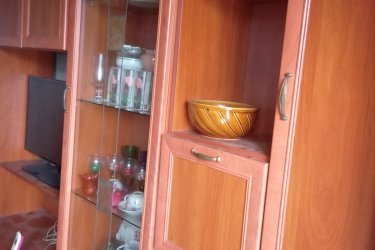 Eladó pár éve felújított első emeleti másfél szobás (34 nm) bútorozott lakás Komlón. A lakás egyedi fűtéses (cserépkályha, klíma), új nyílászárokkal felszerelve. A lakás alatt élelmiszer bolt található. A lakás 500 m körzetében iskola, óvoda, gyógyszertár, Tesco, buszmegálló található. Irányár 11 millió Ft.