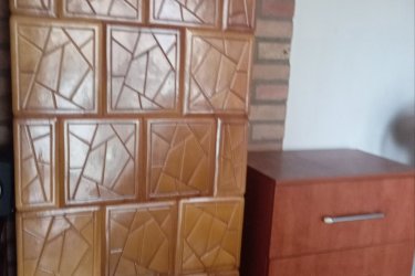 Eladó pár éve felújított első emeleti másfél szobás (34 nm) bútorozott lakás Komlón. A lakás egyedi fűtéses (cserépkályha, klíma), új nyílászárokkal felszerelve. A lakás alatt élelmiszer bolt található. A lakás 500 m körzetében iskola, óvoda, gyógyszertár, Tesco, buszmegálló található. Irányár 11 millió Ft.