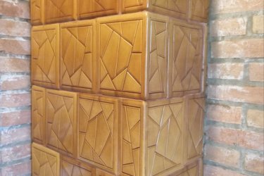 Eladó pár éve felújított első emeleti másfél szobás (34 nm) bútorozott lakás Komlón. A lakás egyedi fűtéses (cserépkályha, klíma), új nyílászárokkal felszerelve. A lakás alatt élelmiszer bolt található. A lakás 500 m körzetében iskola, óvoda, gyógyszertár, Tesco, buszmegálló található. Irányár 11 millió Ft.