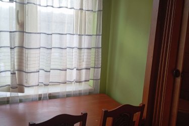 Eladó pár éve felújított első emeleti másfél szobás (34 nm) bútorozott lakás Komlón. A lakás egyedi fűtéses (cserépkályha, klíma), új nyílászárokkal felszerelve. A lakás alatt élelmiszer bolt található. A lakás 500 m körzetében iskola, óvoda, gyógyszertár, Tesco, buszmegálló található. Irányár 11 millió Ft.